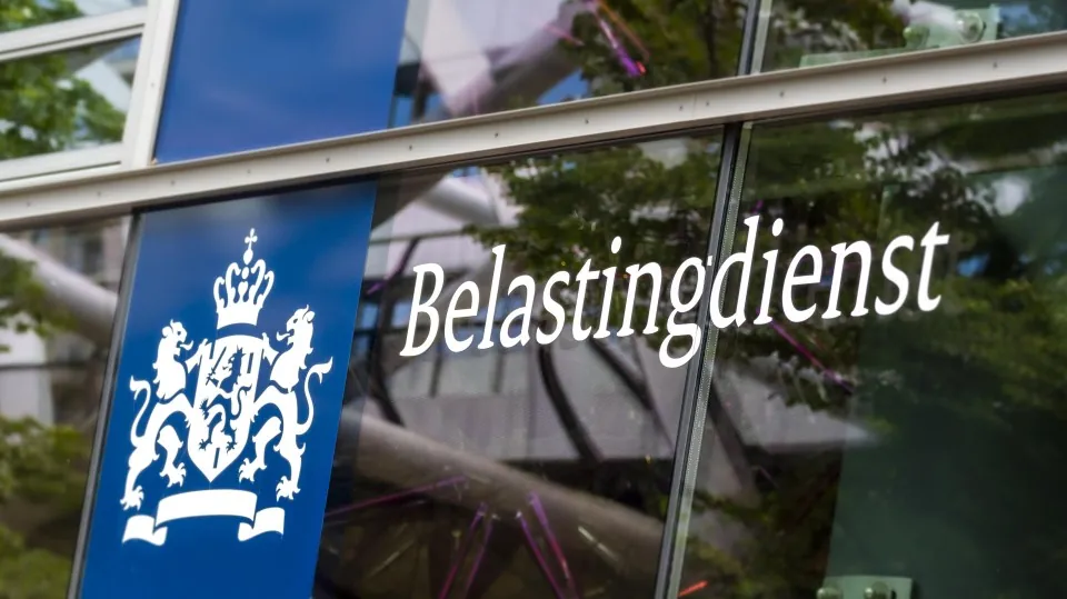 Logo van de Belastingdienst op een glazen gevel