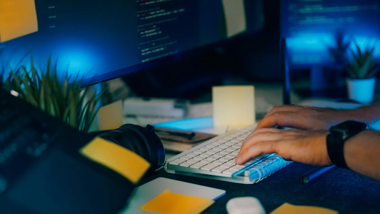 Developer typt op een toetsenbord voor een scherm met code: digitale toegankelijkheid