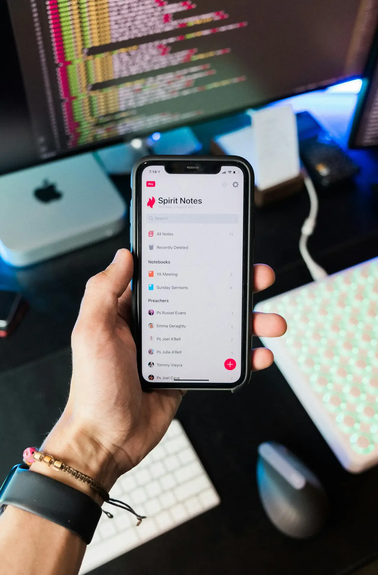 Smartphone met een zakelijke app voor een scherm met code: enterprise app development